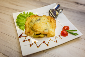 Язык запеченный с карт. и сыром